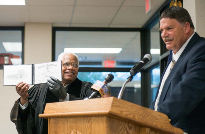 alva_earley-a17bdc9d17e8995d9664441c77e10fe34ab01d8f-s40-c85