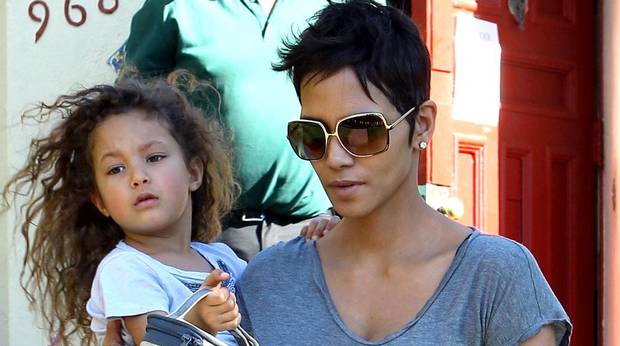 Judge Orders Halle Berry S Ex To Stop Straightening Daughter S Hair Were Am 1490