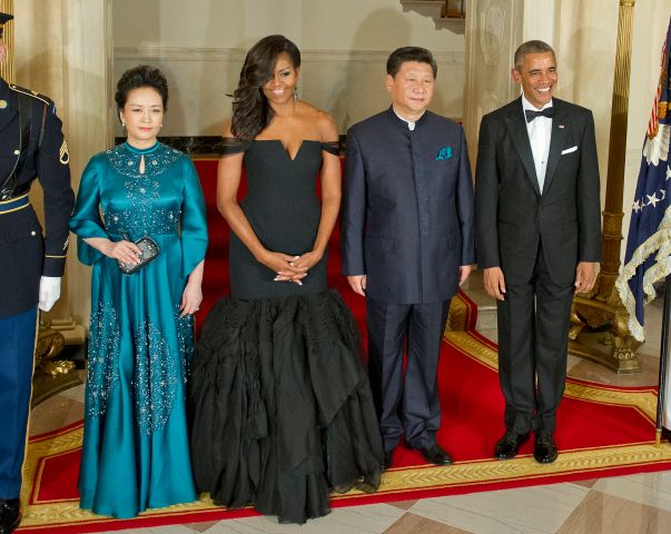 Chinese President Xi Jinping's wife Peng Liyuan, first lady Michelle Obama, Chinese President Xi Jinping and President Barack Obama pose for a formal photo prior to a state dinner at the White House September 25, 2015 in Washington, DC