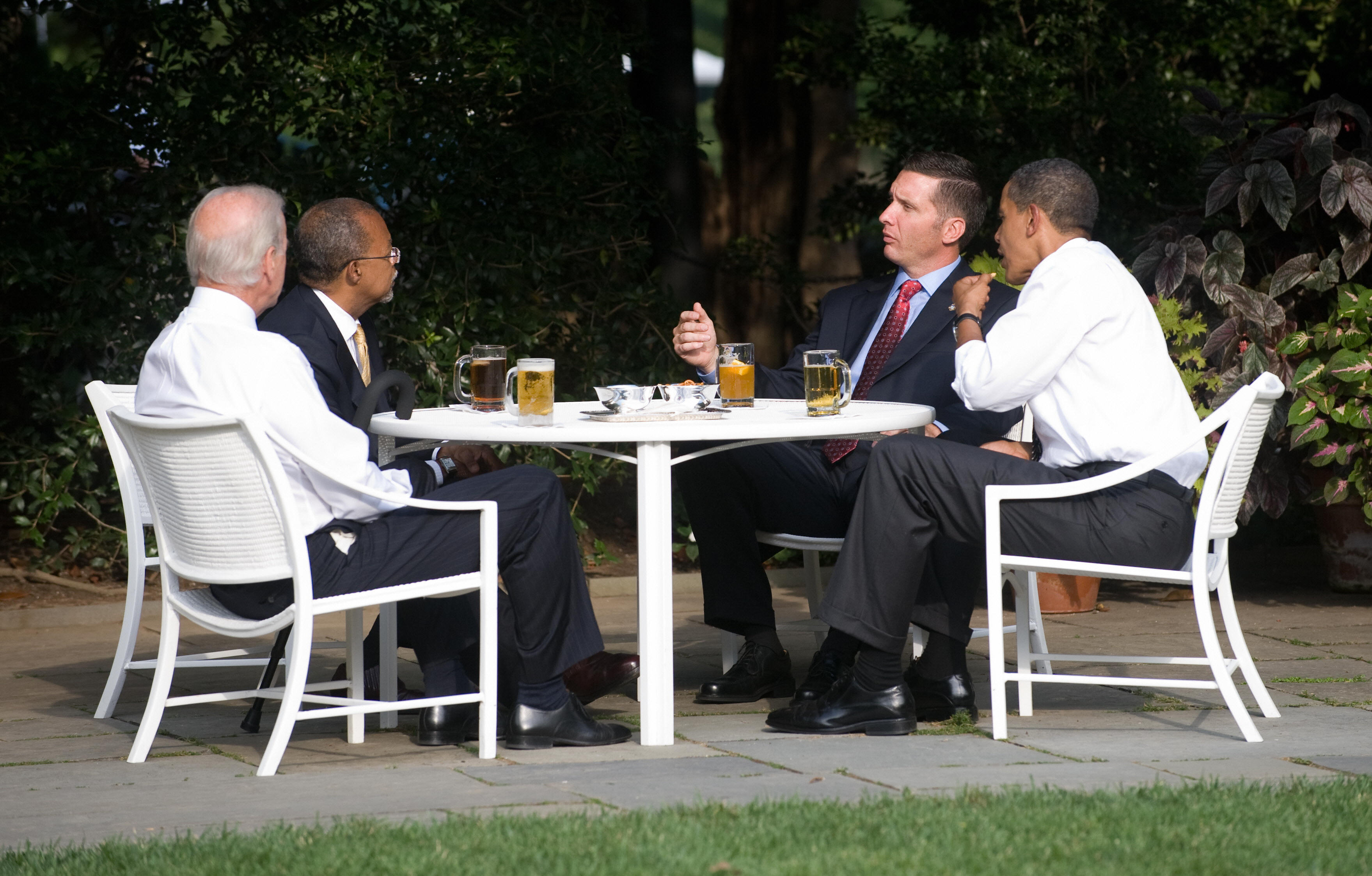 US President Barack Obama (R) talks with