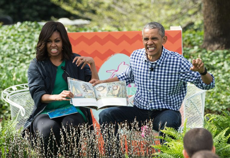 Michelle and Barack tell the kids a story