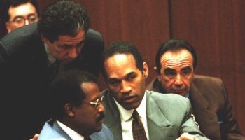 O.J. Simpson (C) confers with attorneys Johnnie Co