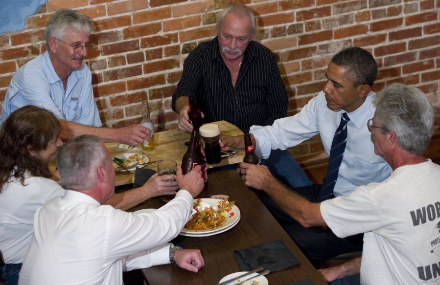 US President Barack Obama (2nd R) clinks