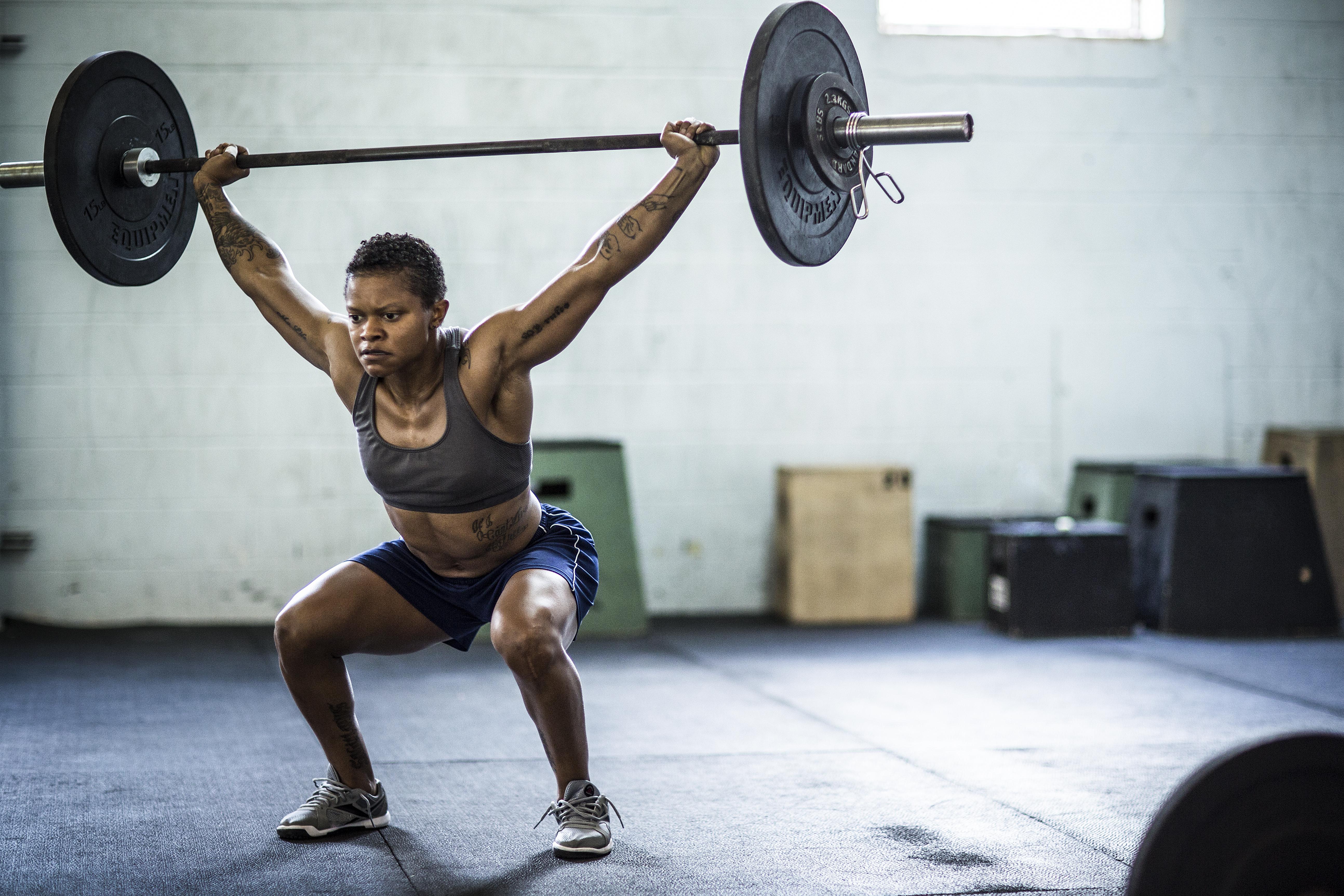 woman doing crossfit snatch