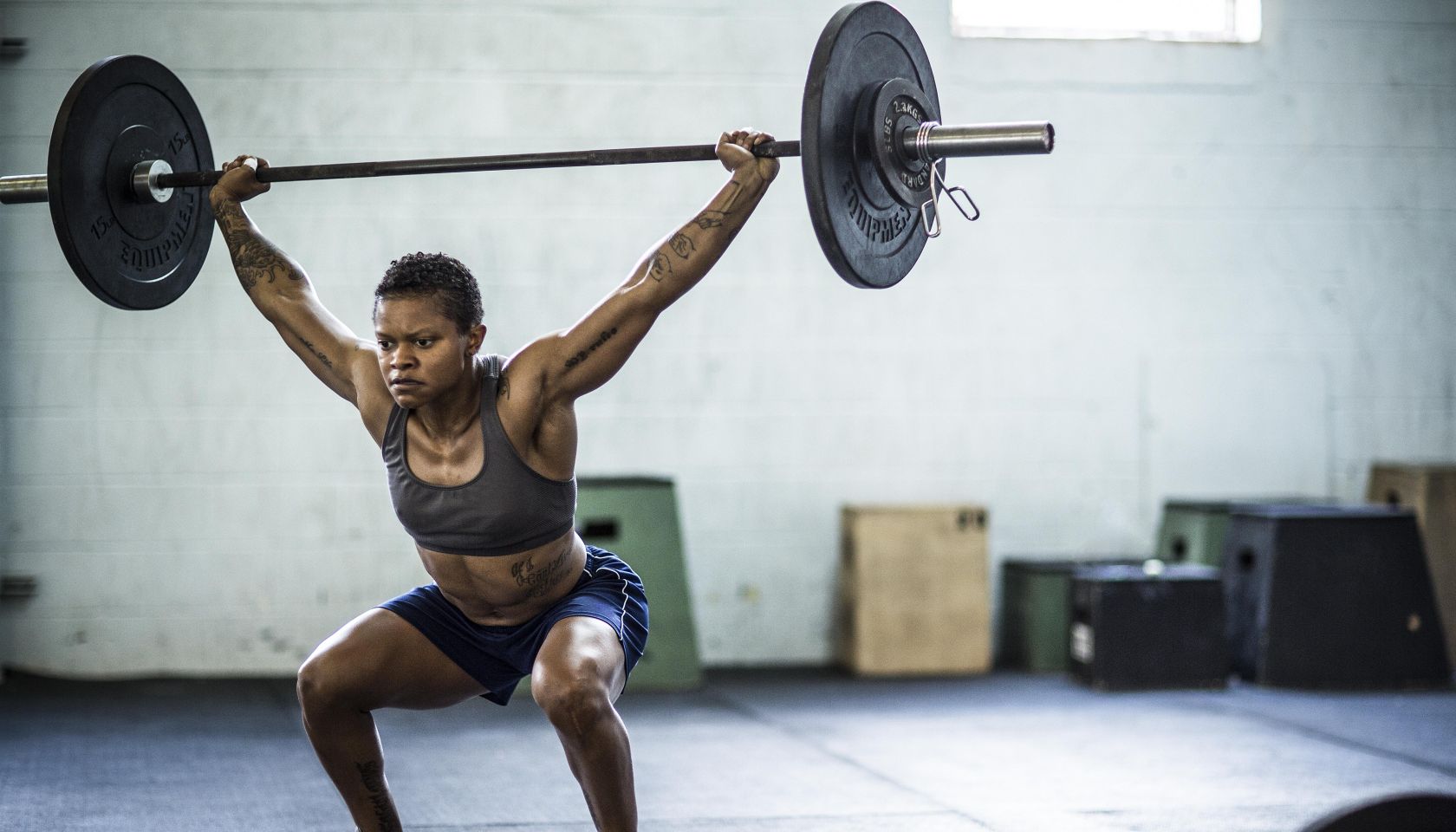 woman doing crossfit snatch