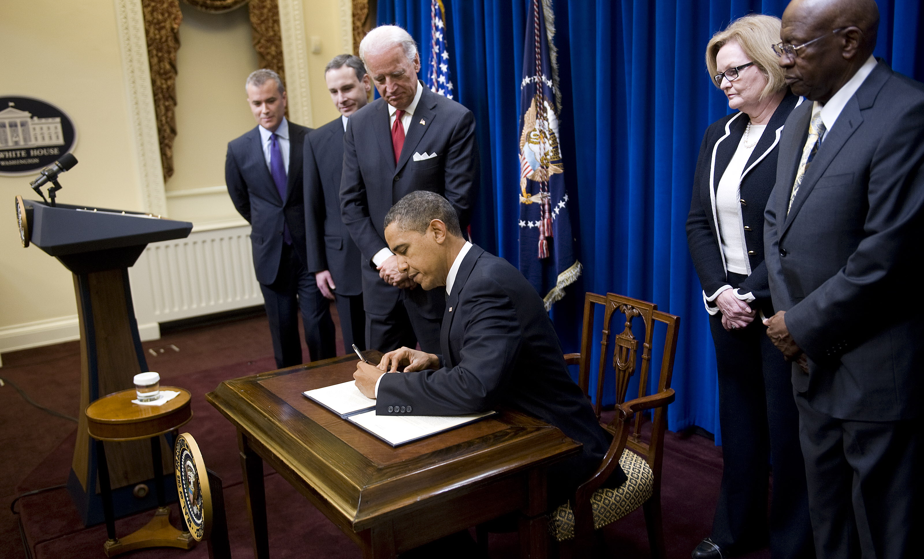 US President Barack Obama (C) signs a di