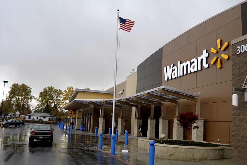 American consumer shopping at Walmart(Wal-mart)