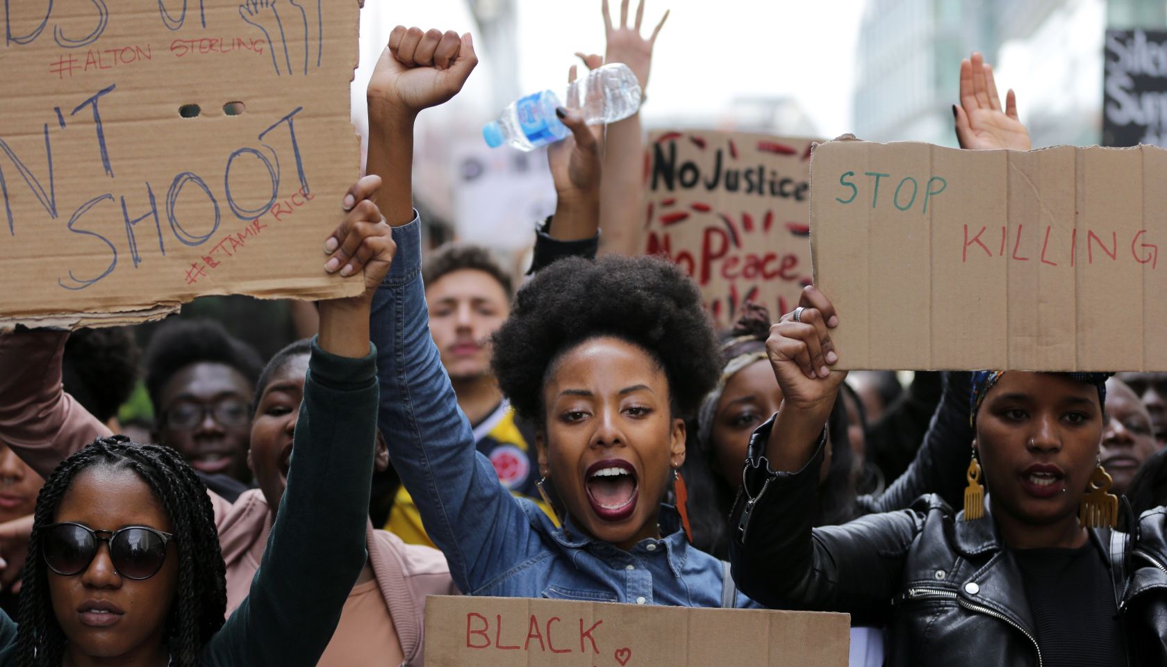 TOPSHOT-BRITAIN-US-POLICE-SHOOTING-PROTEST