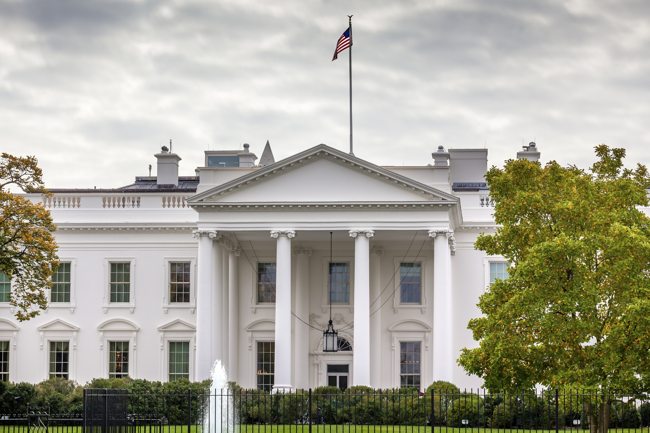 White House fence and fountain, Pennsylvania Ave, Washington DC, USA