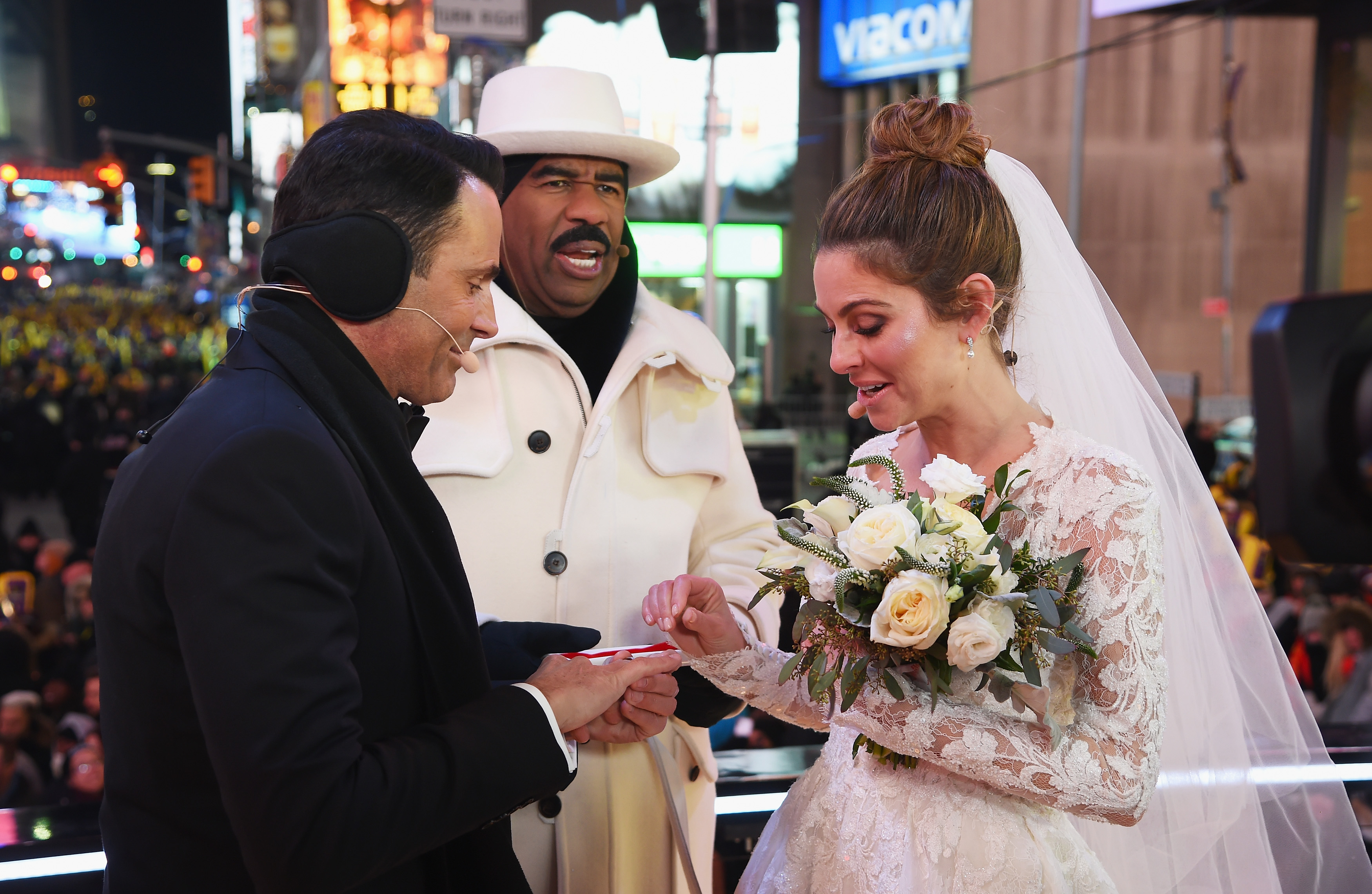Maria Menounos and Steve Harvey Live from Times Square