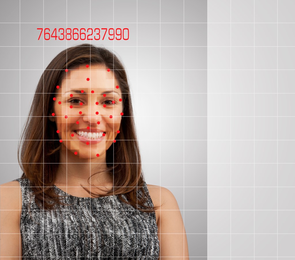 Reconnaissance faciale de la femme souriante métisse
