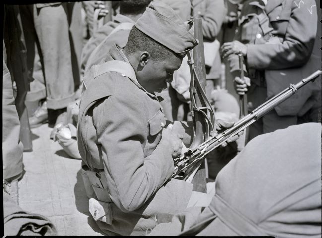 Black Soldier Cleaning Rifle