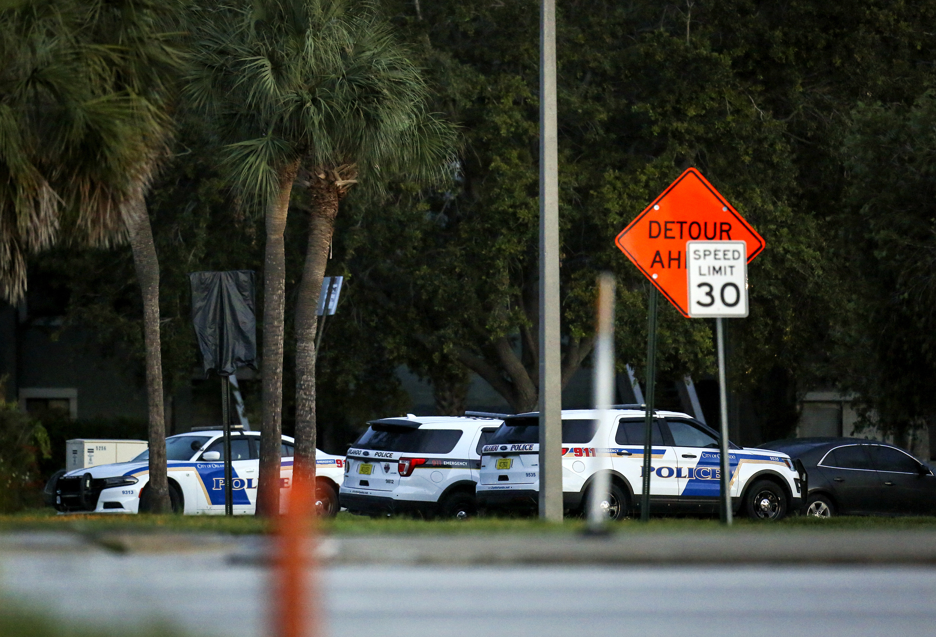 Orlando police officer shot; suspect has 4 children as hostages