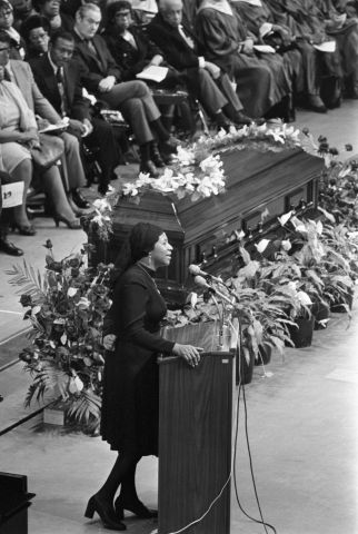 Aretha Franklin Sings During Memorial Service
