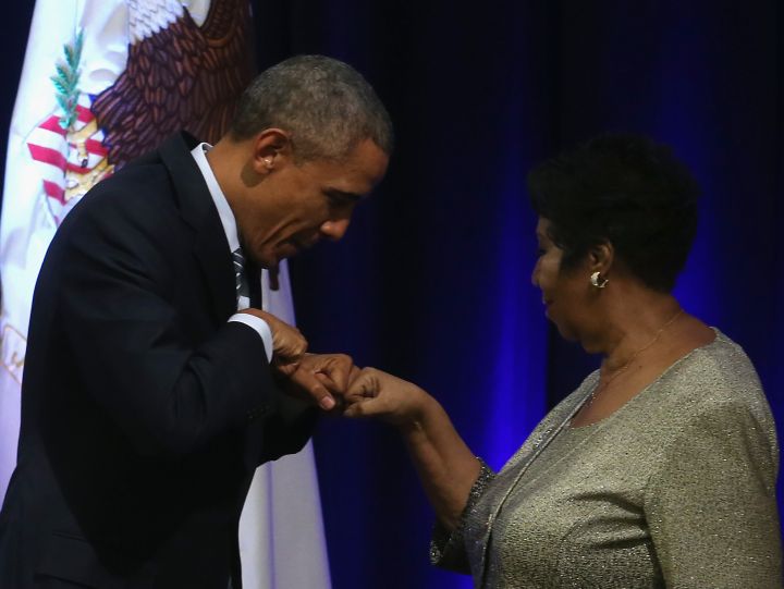 Aretha Sharing A Fist Bump With President Obama In 2015