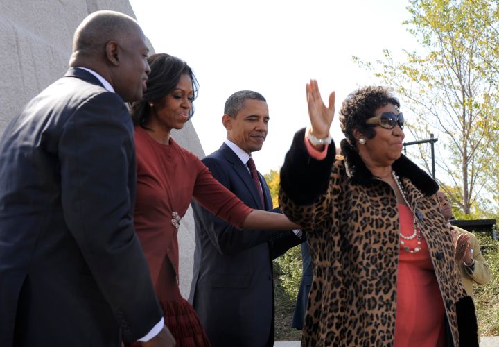 Aretha With The Obamas AT tHE Martin Luther King Memorial Dedication In 2011