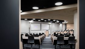Lecture theatre. The Blavatnik School of Government at the University of Oxford, Oxford, United Kingdom. Architect: Herzog & De Meuron, 2016.