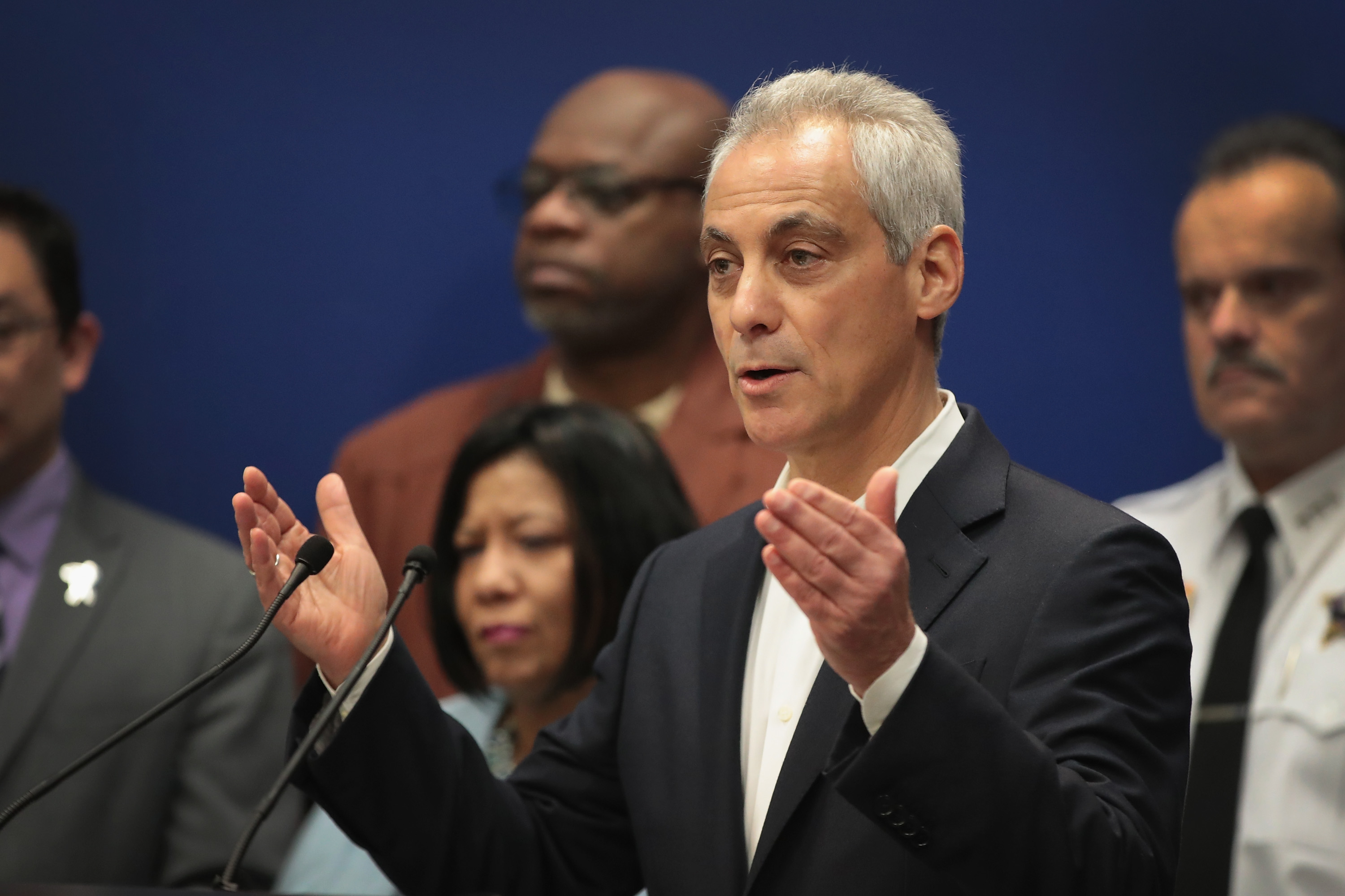 Chicago Mayor Emanuel Urges IL Governor To Sign Gun Dealer Licensing Bill