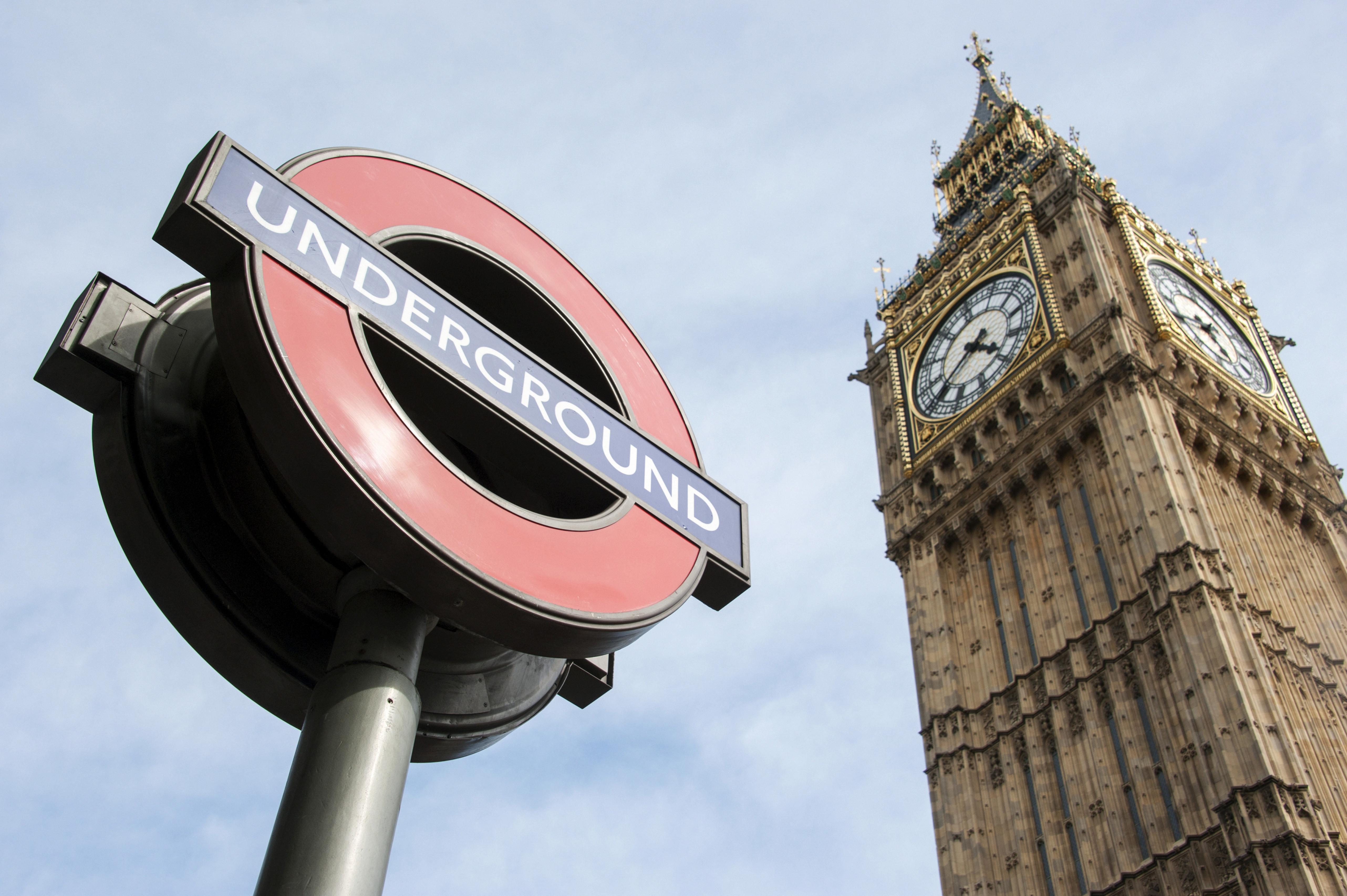 London Underground logo und Big Ben, Southwark, London, London region, England, United Kingdom