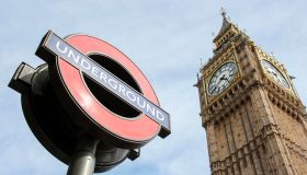 London Underground logo und Big Ben, Southwark, London, London region, England, United Kingdom