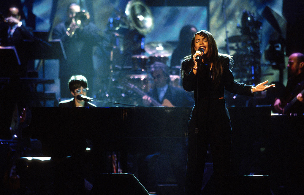 Aaliyah Fans Pay Tribute