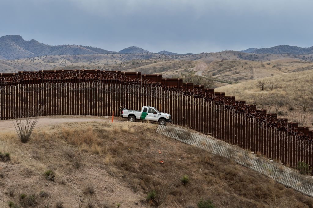 TOPSHOT-US-MEXICO-BORDER-FENCE