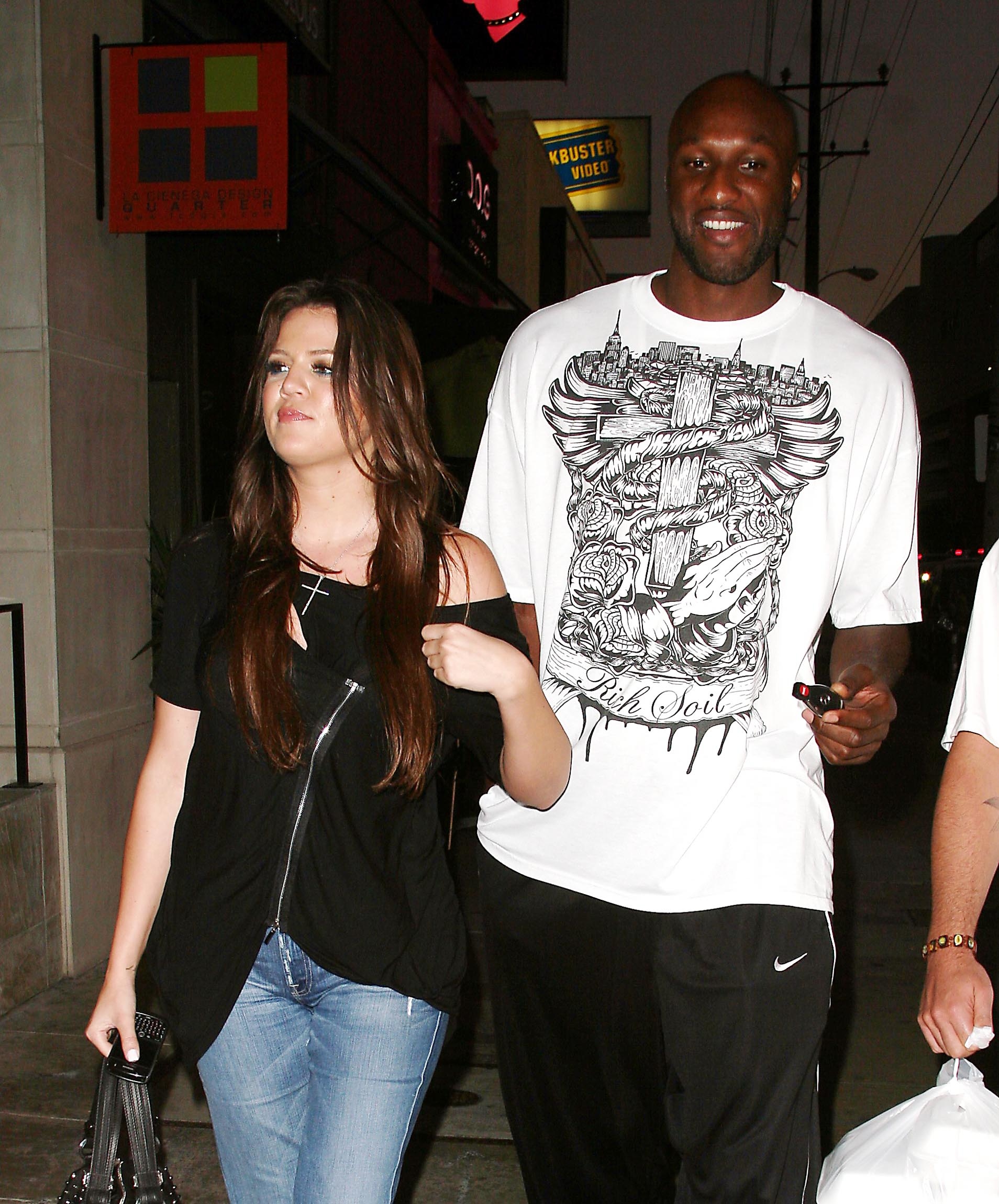 KHLOE KARDASHIAN AND LAMAR ODOM GET SOME ASIAN TAKE OUT.
