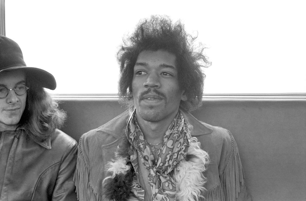 Jimi Hendrix (r) und der Bassgitarrist Noel Redding am 11.01...