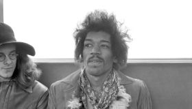 Jimi Hendrix (r) und der Bassgitarrist Noel Redding am 11.01...