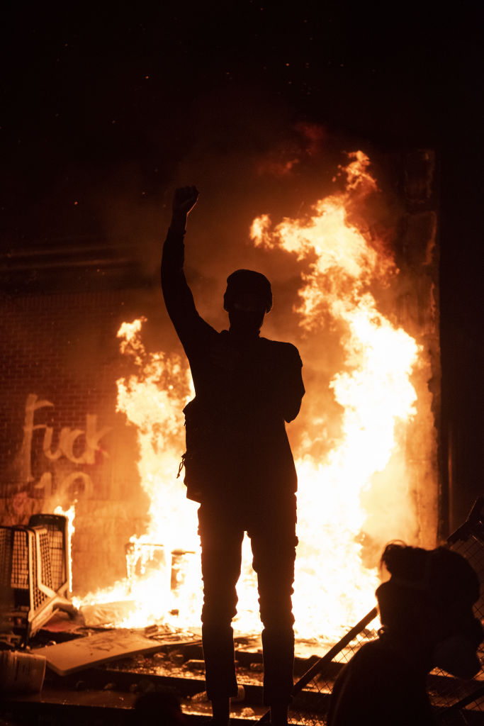 US: Protestors set fire to Minneapolis police precinct