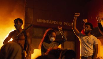 US: Protestors set fire to Minneapolis police precinct