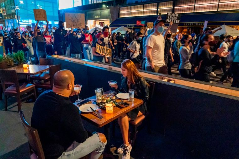 TOPSHOT-US-POLICE-SHOOTING-RACISM-BREONNA