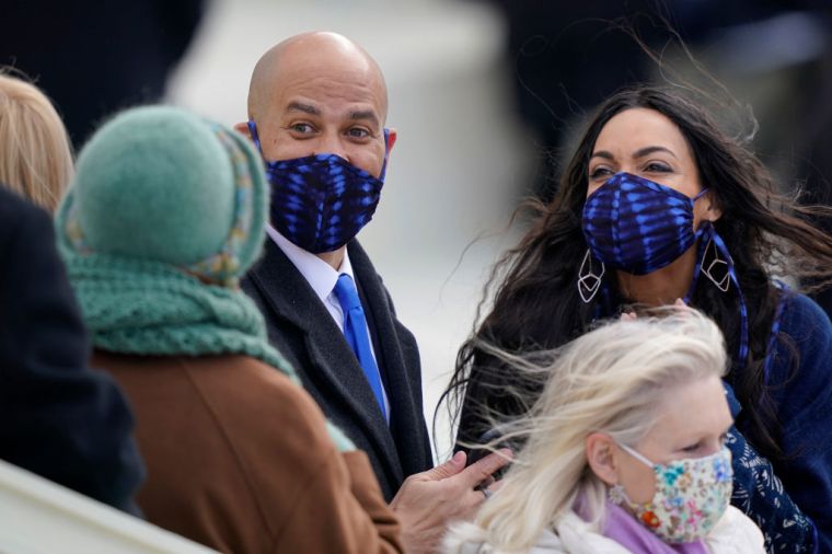 Sen. Cory Booker and Rosario Dawson