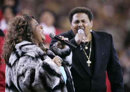 Aretha Franklin and Aaron Neville sing t