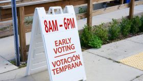 Early Voting 8am -6pm directional sign in English and Spanish