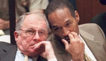 O.J. Simpson whispers to Defense attorney F. Lee Bailey