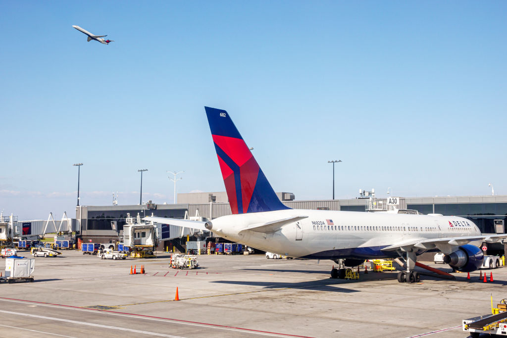 Georgia, Atlanta, Hartsfield-Jackson Atlanta International Airport, Delta Airlines, tarmac and aircraft service