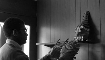 Richard Hunt Examines A Mask At Art & Soul