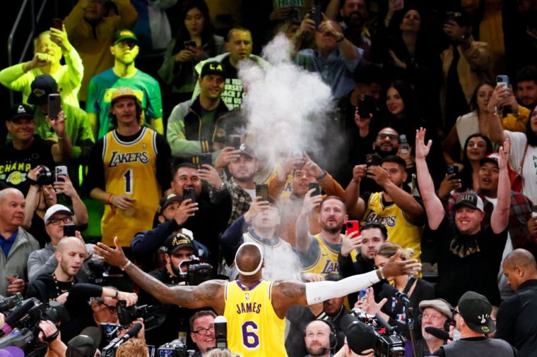 The obligatory pre-game chalk powder toss