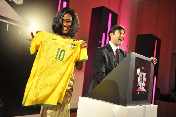 Oi Fashion Rocks In Rio - Charity Auction