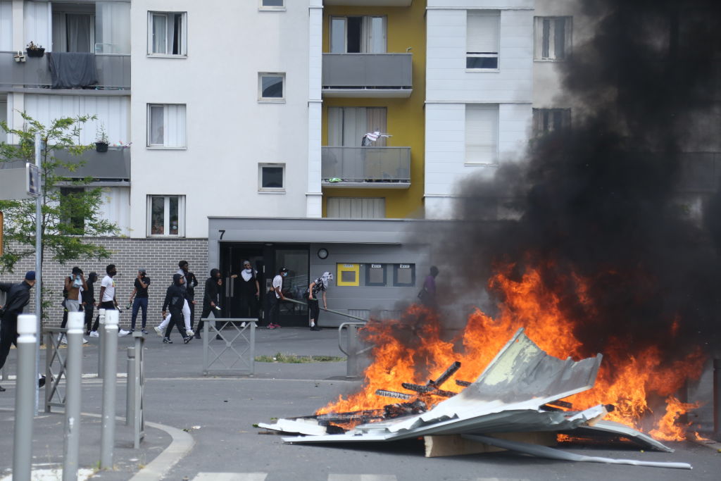 Protestors set garbage containers in Paris