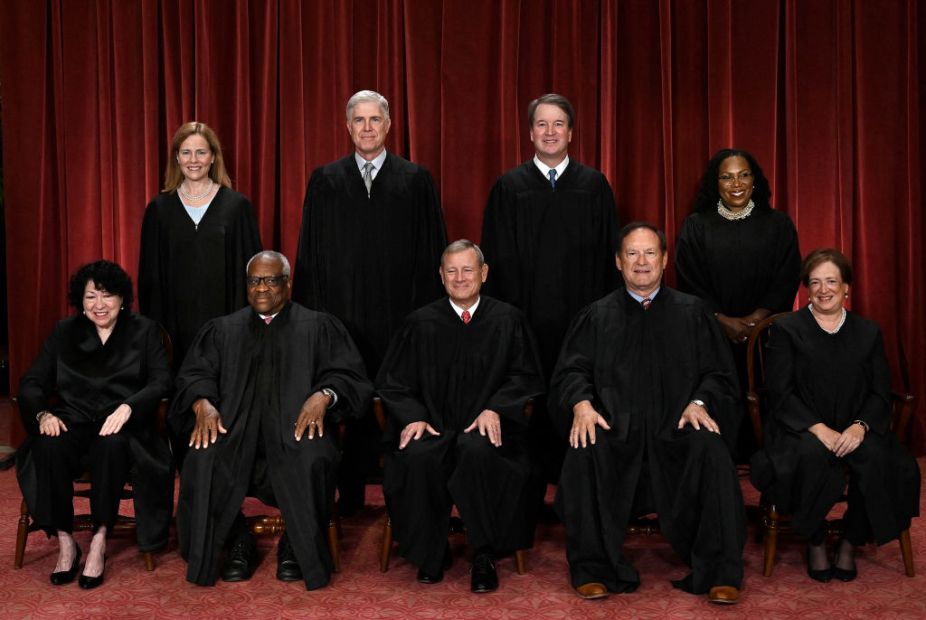 TOPSHOT-US-JUSTICE-SUPREME-COURT-GROUP-PHOTO