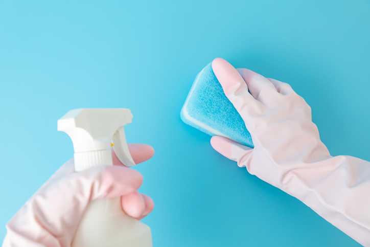 Image of cleaning with a sponge 01