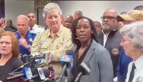 Louisiana Sen. Kennedy physically moves FBI agent Alethea Duncan out of the way at a press conference about New Orleans deadly car attack