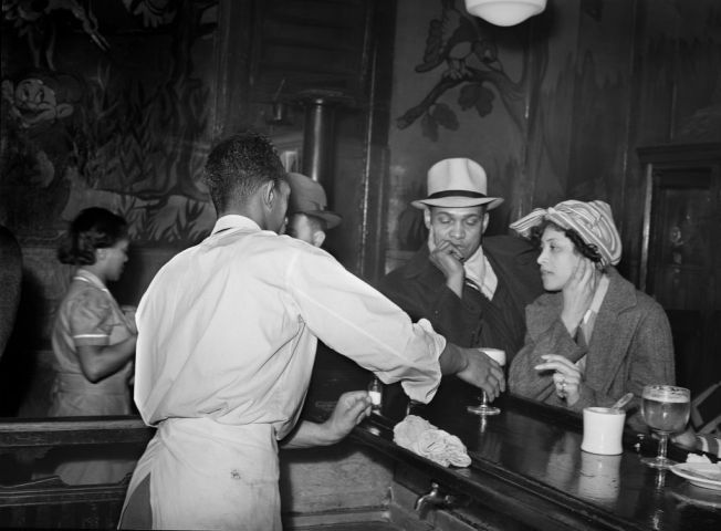 Bartender Serving Drinks at Tavern, Chicago, Illinois, USA, Russell Lee, U.S. Office of War Information/U.S. Farm Security Administration, April 1941