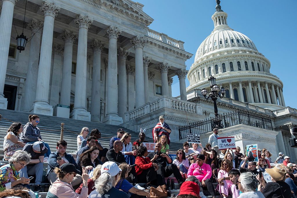 Il Sen. Booker e il leader delle minoranze, il rappresentante Jeffries, tiene il sit-in sui gradini del Campidoglio