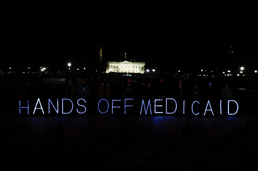 Proteggi la visualizzazione dei nostri sostenitori delle cure "Mani fuori Medicaid" Messaggio di fronte alla Casa Bianca davanti al discorso del presidente Trump al Congresso