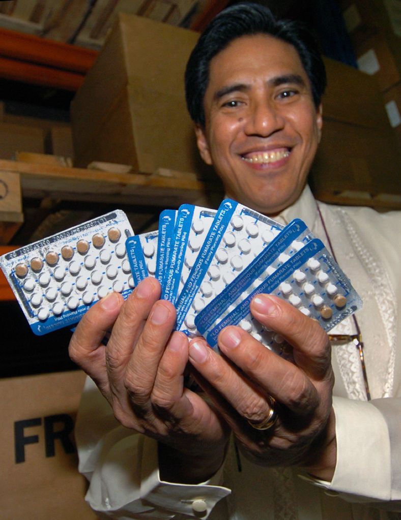 Health Secretary Manuel Dayrit shows pac