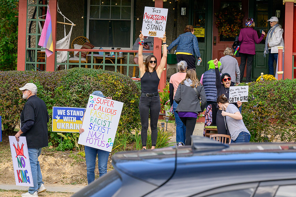 tu101725_nokingsrally